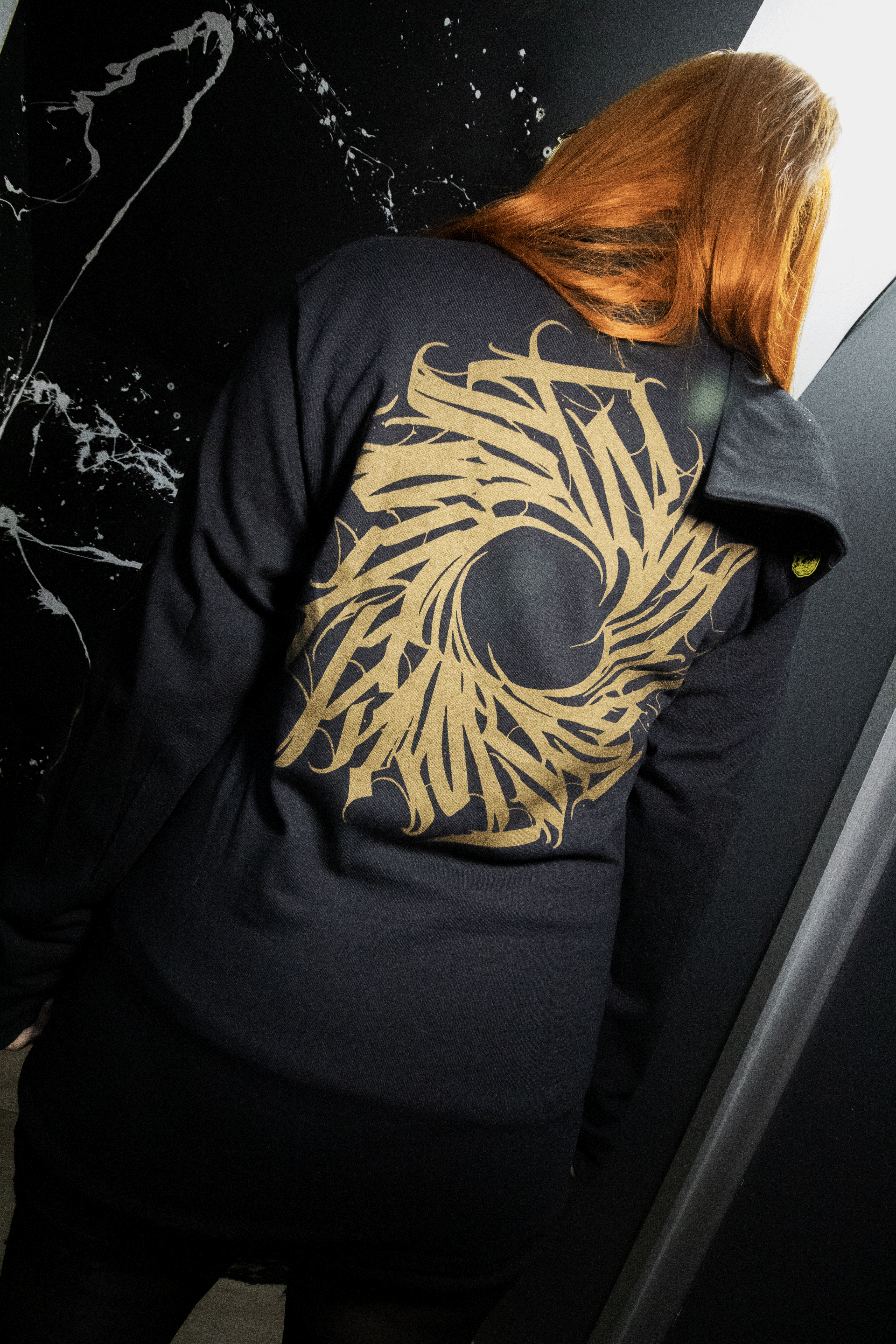 Polera Manga Larga Dark Letter
