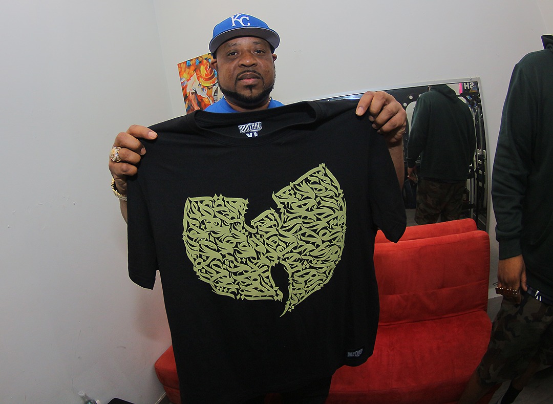 Polera Negra Wutang Logo
