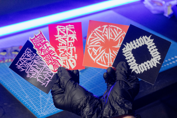 Pack de postales y stickers