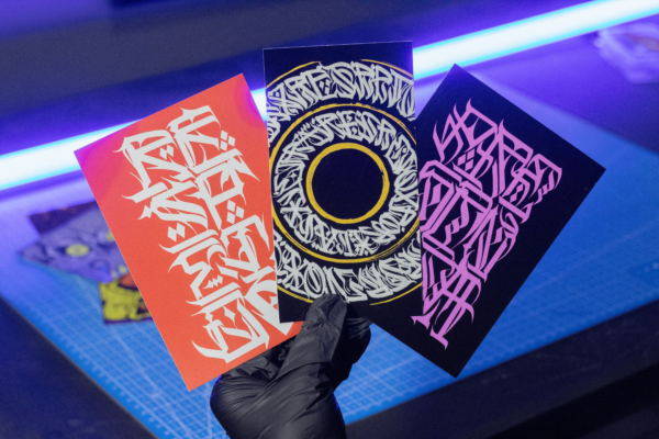 Pack de postales y stickers