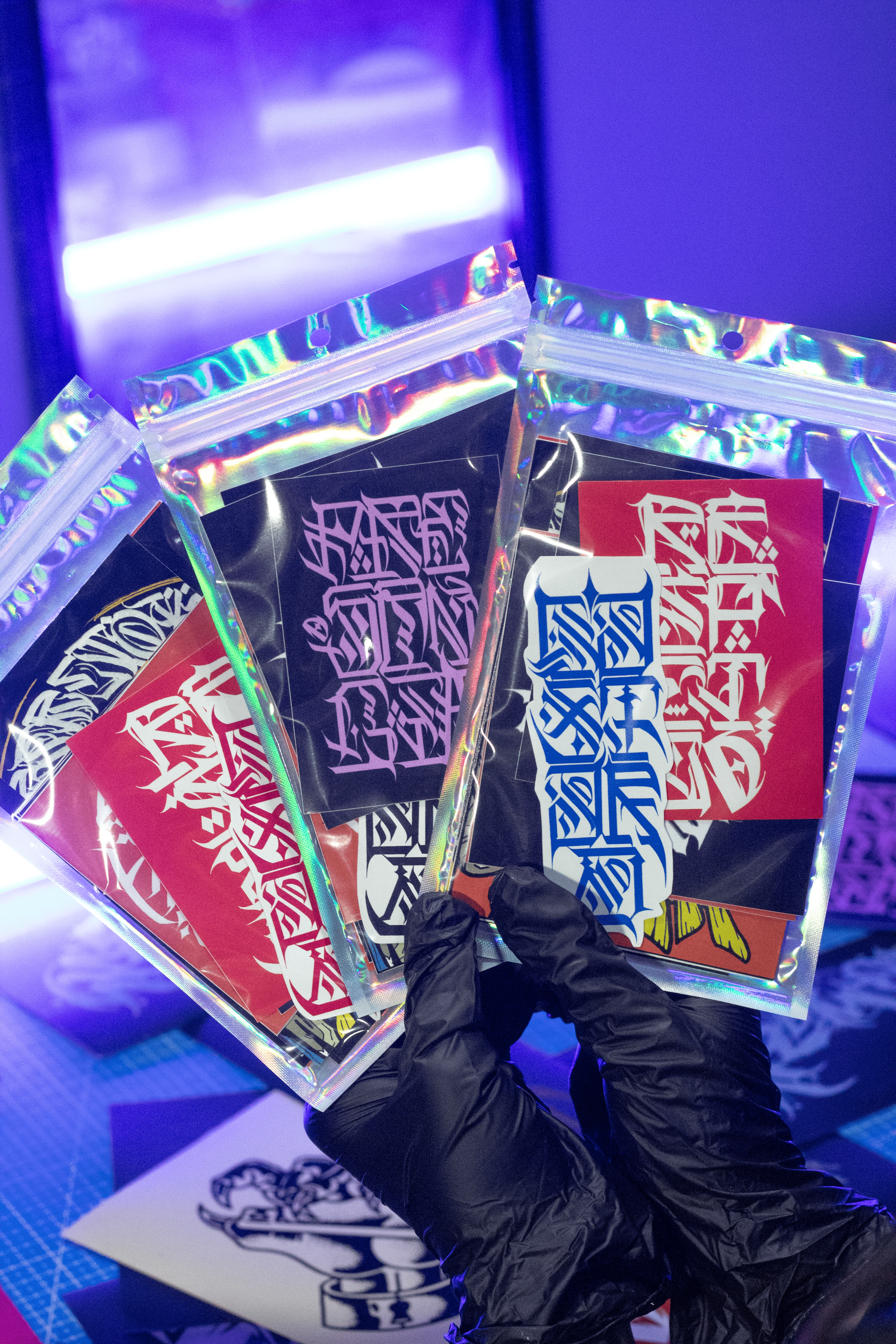 Pack de postales y stickers